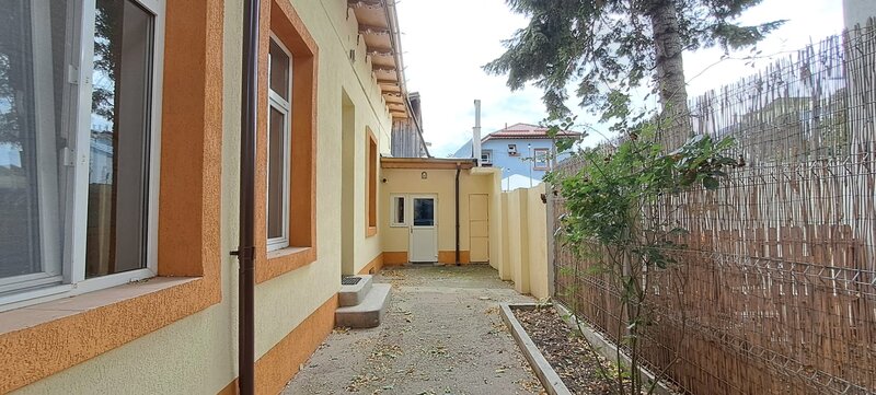 Tineretului, 350 m metrou, casa 2 camere, curte, pretabila investitie