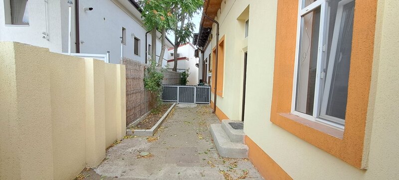 Tineretului, 350 m metrou, casa 2 camere, curte, pretabila investitie