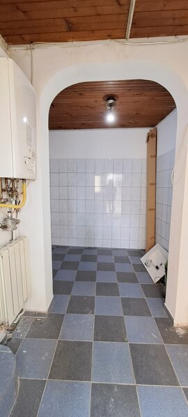 Tineretului, 350 m metrou, casa 2 camere, curte, pretabila investitie