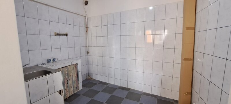 Tineretului, 350 m metrou, casa 2 camere, curte, pretabila investitie