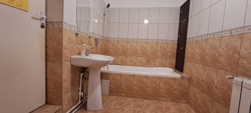 Tineretului, 350 m metrou, casa 2 camere, curte, pretabila investitie